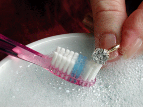 Изделия с бриллиантами: как их чистить дома?